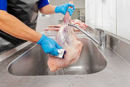 肉类加工厂屠夫洗肉图片