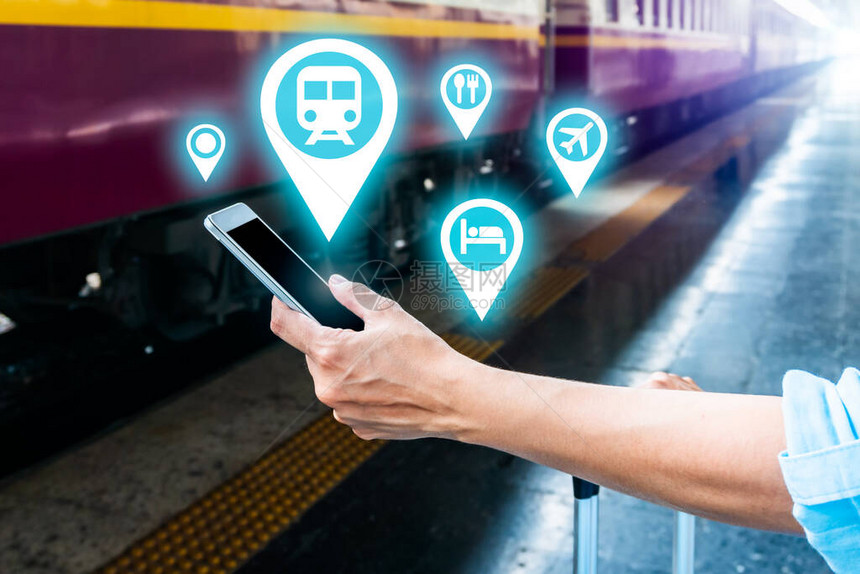 火车平台上年轻背包旅游者使用wifi互联网在线智能电话搜索旅行指南信息图片