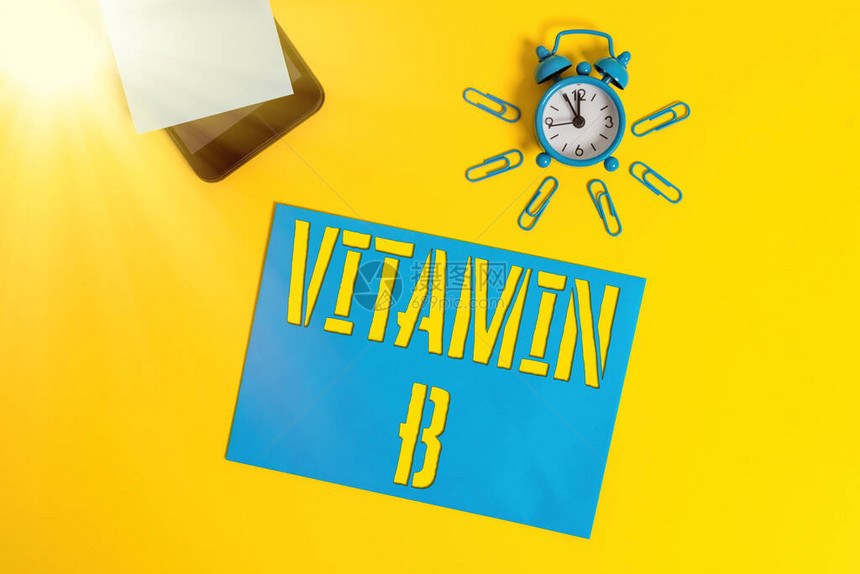 手写文字维生素B有助于保持身体神经和血细胞健康的营养照片智能手机金属闹钟夹纸片记图片