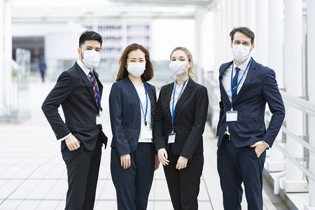 一支身戴面罩的多国商业人员队伍图片