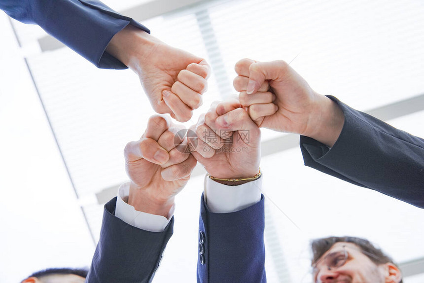 一组工商界人士在加强团结方面相互交叉成员之手图片