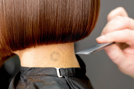 发型师梳黑发女人的短头发图片