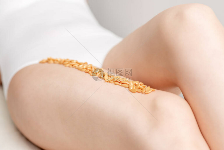排成一行的妇女腿上涂着黄豆橙色沉没图片
