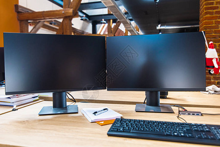 桌面视图两个电脑屏幕键盘鼠标和电脑在木桌上有一个空白的黑屏图片