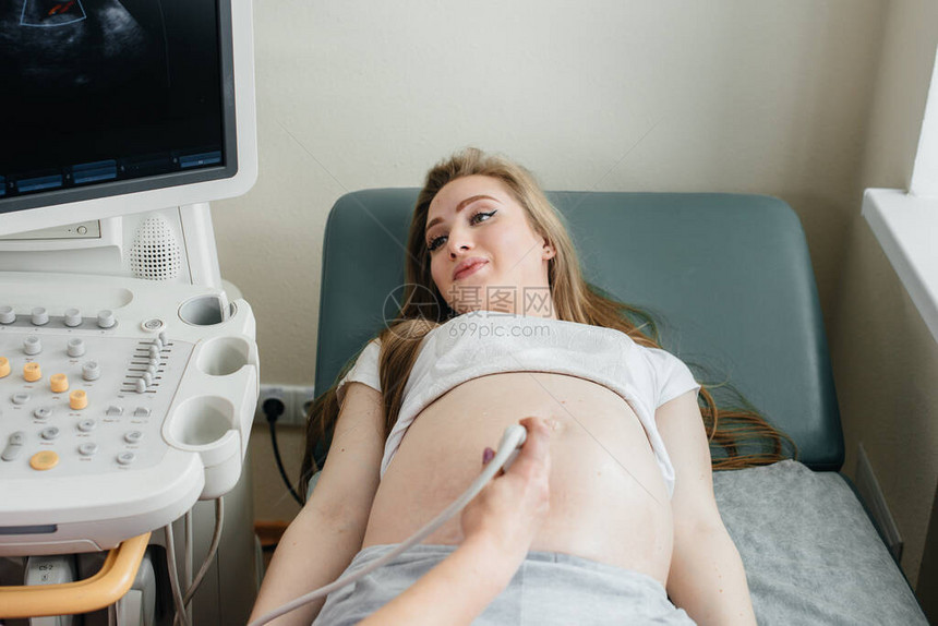 孕妇在诊所的腹部做超声波检查图片