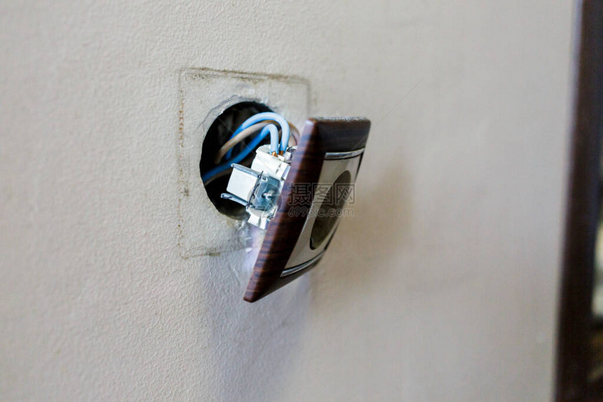 棕色破损的电源插座从墙上掉了下来插座从墙上撕下来违反用电安全图片