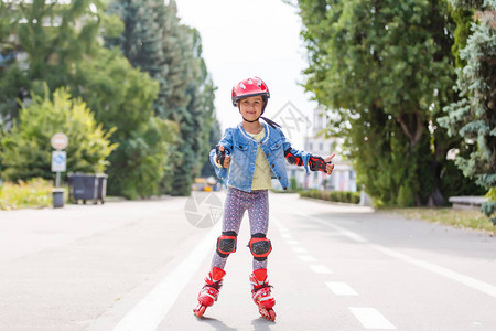 在公园溜冰的小女孩图片