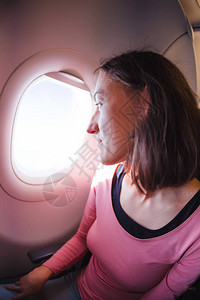 一个女人坐在飞机上图片