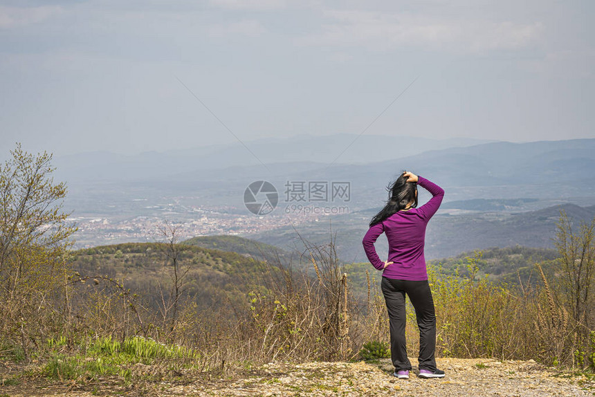 女孩站在悬崖上看着StaraP图片