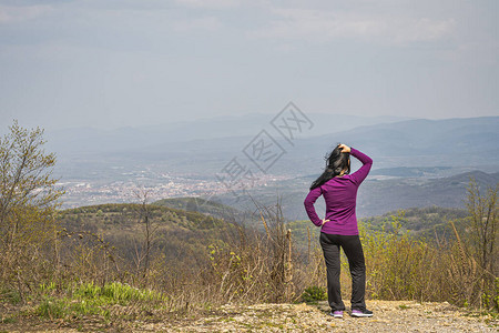 女孩站在悬崖上看着StaraP图片