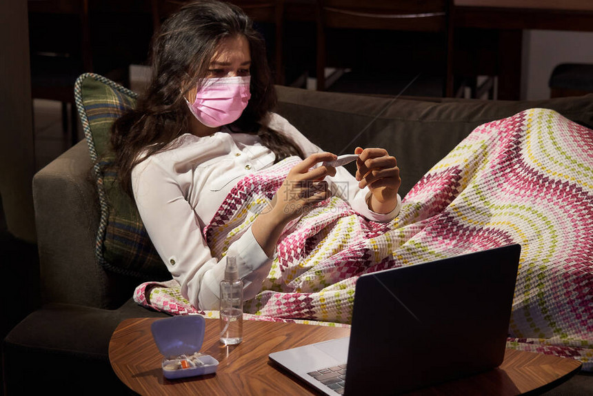 沙发上覆盖着毯子冻吹流鼻涕的年轻女子发烧被抓生病的女孩出现流感症状流图片