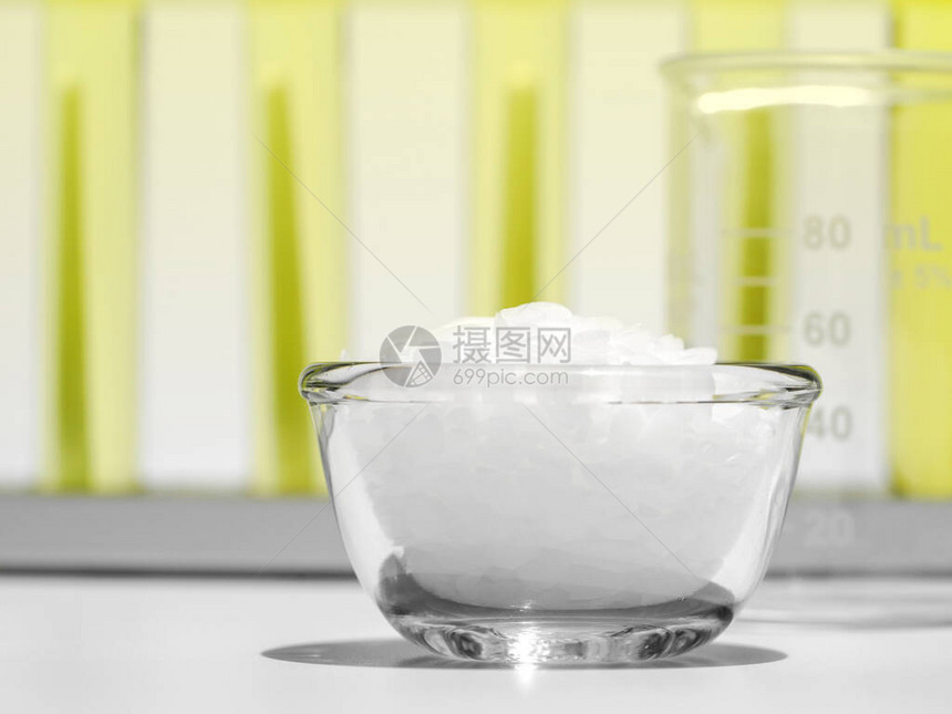 实验室桌上的白色薄片化学物质图片