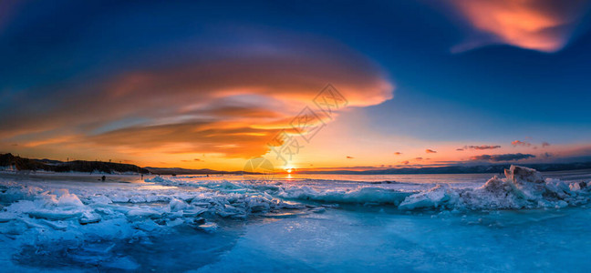 在俄罗斯西伯利亚的贝加尔湖冰冻水层上有自图片