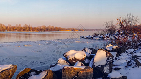 寒冷河流的冬季日图片