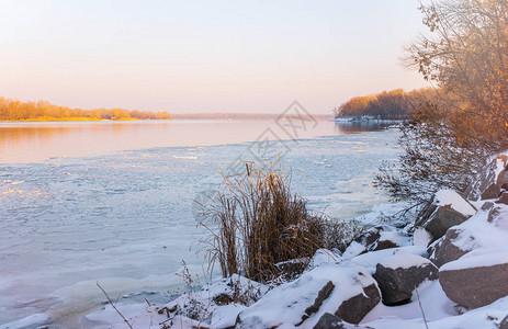 寒冷河流的冬季日图片