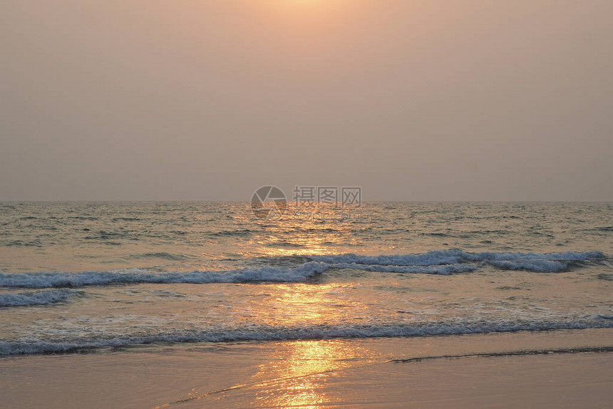 海和滩背景的美丽夕阳图片