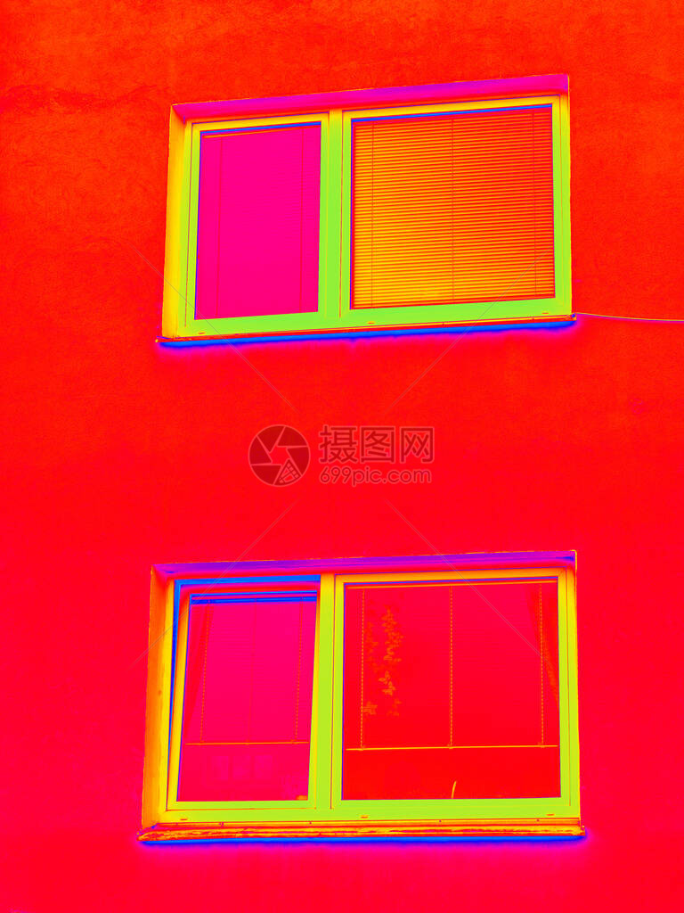 传统的用旧式窗口建造公寓式房屋FRA或热光照片AFLSEB图片