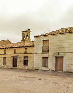 西班牙北部Valladolid镇的中世纪村庄阴图片