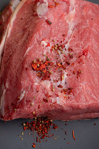 新鲜的生猪肉和牛肉一块新鲜的红肉一大块新鲜的肉躺在砧板上一图片