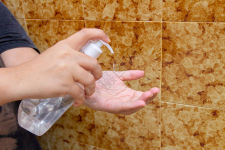 白种妇女的手把酒精凝胶放在里约热内卢防止冠状病图片
