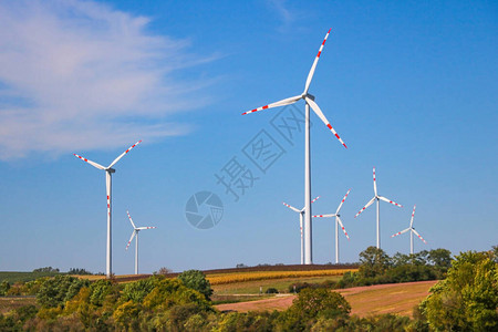 使用风力涡轮机的替代能源绿图片