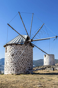 位于土耳其高山博德鲁姆的旧风车高清图片