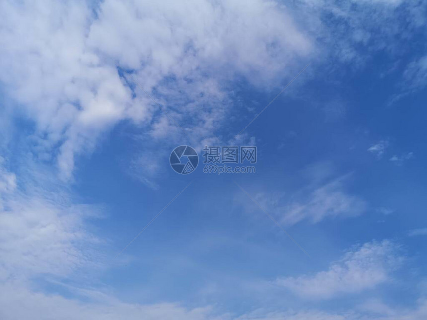 蓝色天空中的阿尔托斯特拉图斯白云自然背景美图片