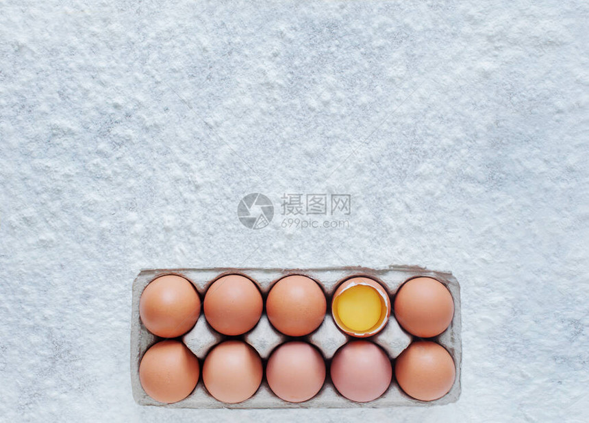 烘烤背景桌上有鸡蛋和面粉从上方查图片