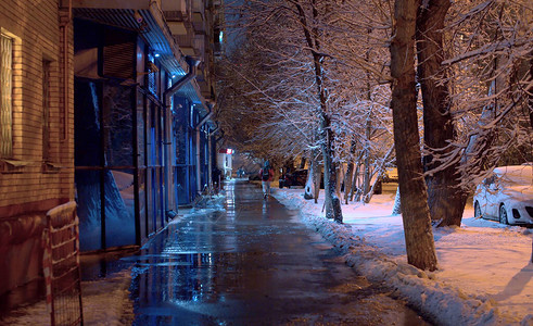 在冬季寒雪的夜晚城市街道上图片