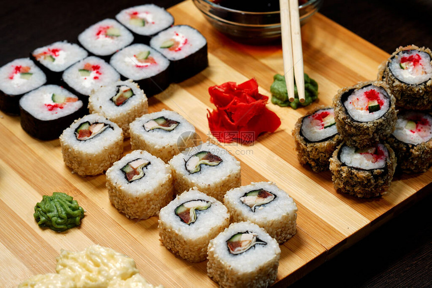 美味可口的冷热寿司卷在桌子上不同的寿司日本料理图片