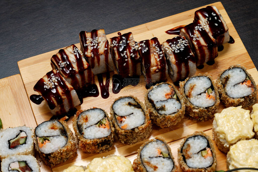 美味可口的冷热寿司卷在桌子上不同的寿司日本料理图片