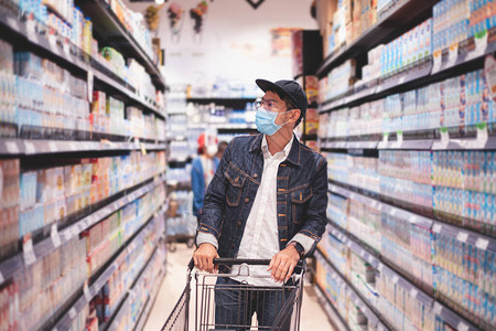 亚洲男子购买和购物食以在乔维奇图片
