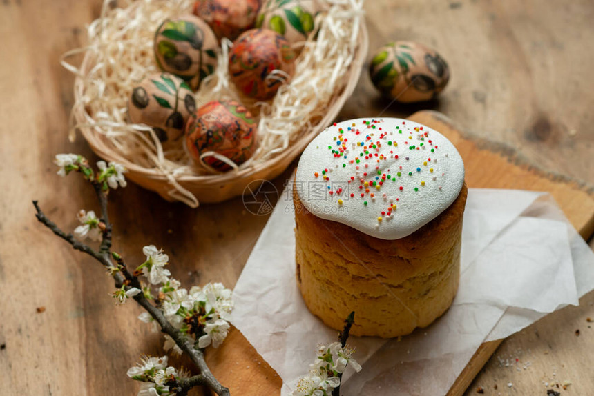 复活节蛋糕和复活节鸡蛋图片