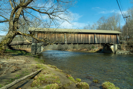 利文斯顿庄园覆盖大桥的侧景象高清图片