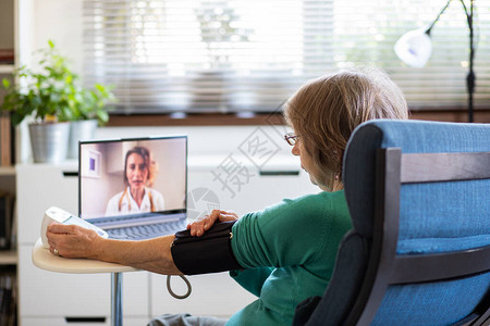 老年妇女在网上与她的医生交谈图片