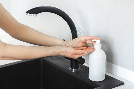 预防冠状用抗菌凝胶洗手和使用一瓶抗消毒剂Covid图片