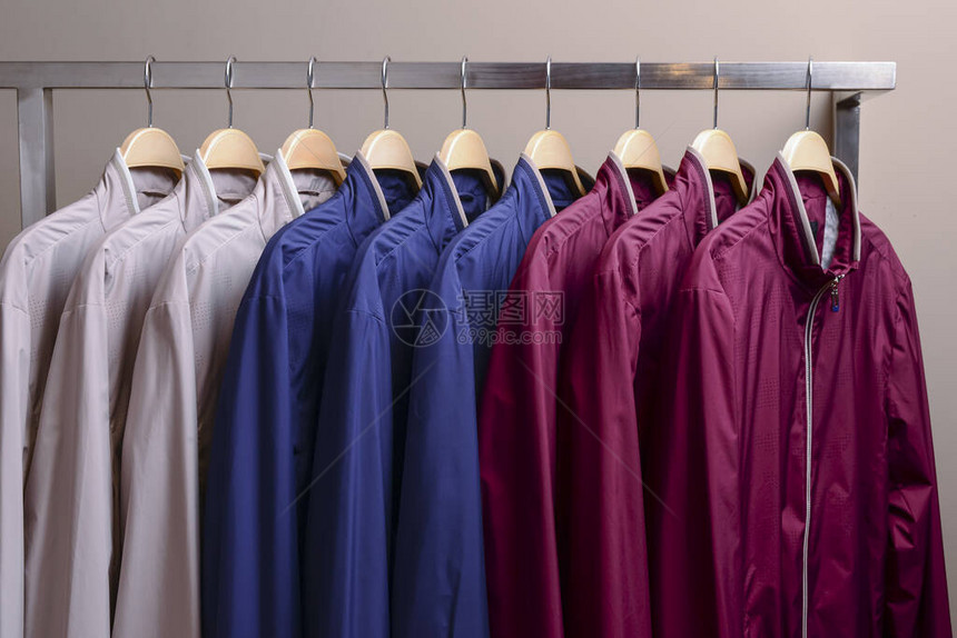 许多不同颜色的连帽衫夹克男女运动夹克一排现代春季秋季外衣的彩色背景新系列商店出售图片