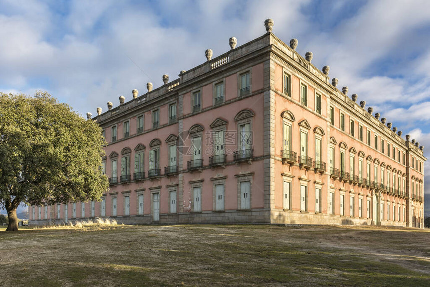 里奥弗里奥皇宫的外立面是西班牙皇室的住所之一图片
