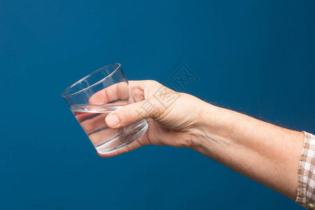 杯子上装满水或透明液体的玻璃图片