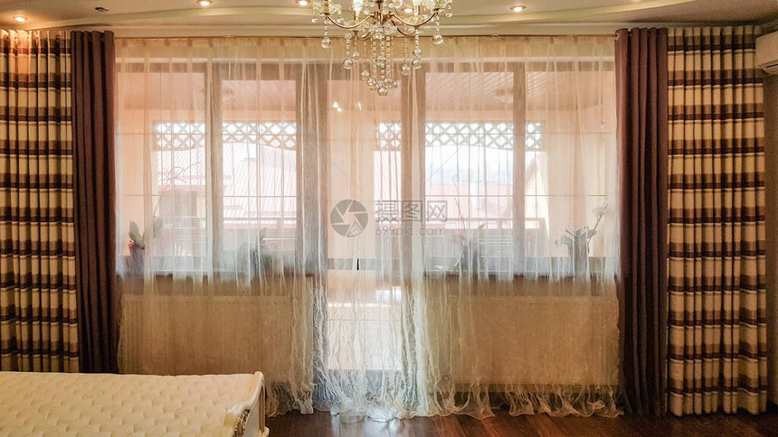 室内有条纹薄纱和窗帘图片