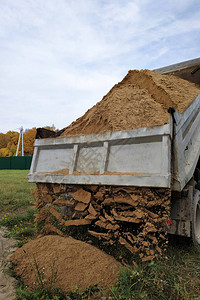 一辆倾卸卡车在建筑工地卸下沙子图片