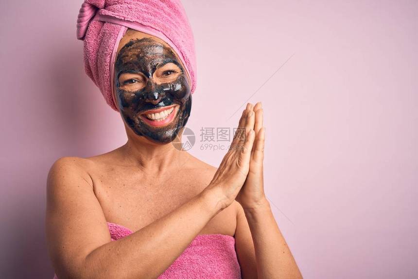 中年黑褐色妇女戴着美容黑脸面罩图片
