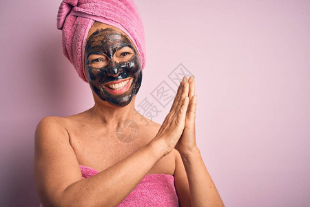 中年黑褐色妇女戴着美容黑脸面罩图片