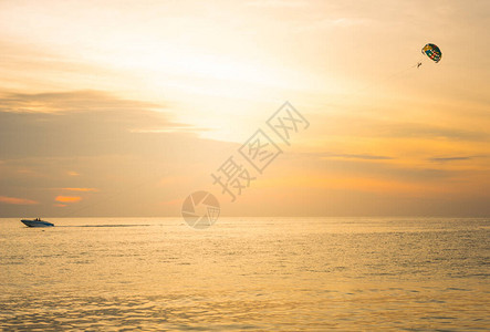游客在泰国普吉海滩日落时游临图片