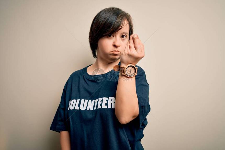 身穿社会护理慈善运动T恤衫的年轻综合症志愿者妇女图片