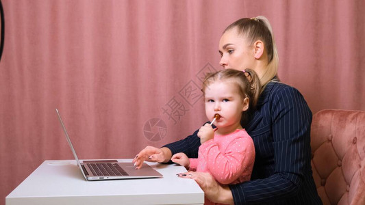 工作妈在家办公快乐的母亲和女儿微笑成功的女人和可爱的孩子使用笔记本电脑自由职业者工作场所女业务这并不容易图片