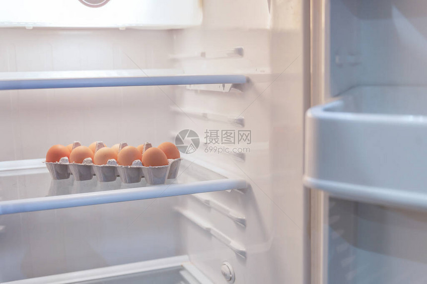 空冰箱中的鸡蛋贫穷的象征饥饿的生图片