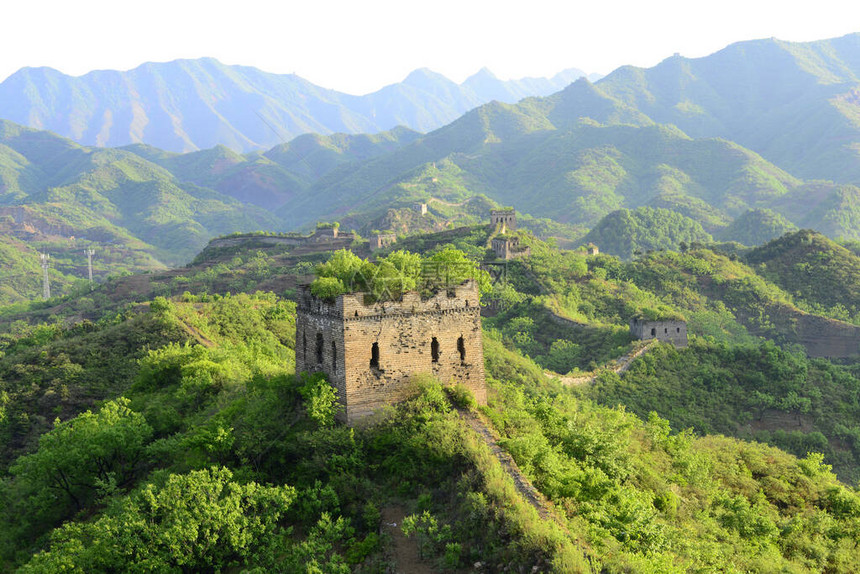 万里长城是是世界上建造时间最长体量最大的古代防御工程图片