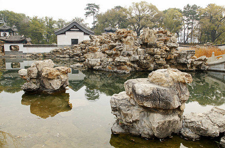 中华古典艺园有一个馆和池图片
