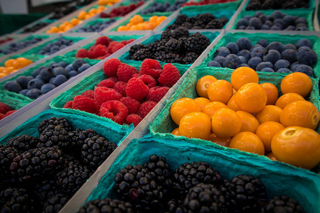 农贸市场篮子里的各种浆果醋栗蓝莓图片